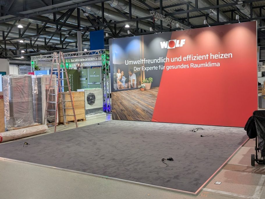 Stoffbespannte Rückwand und im Boden verlege Verkabelung für Exponate